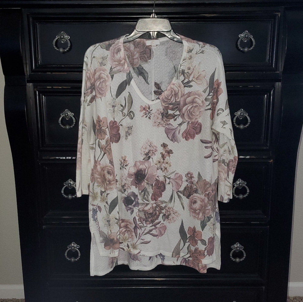 ⭐4/$20⭐ Floral Tunic-Style Top